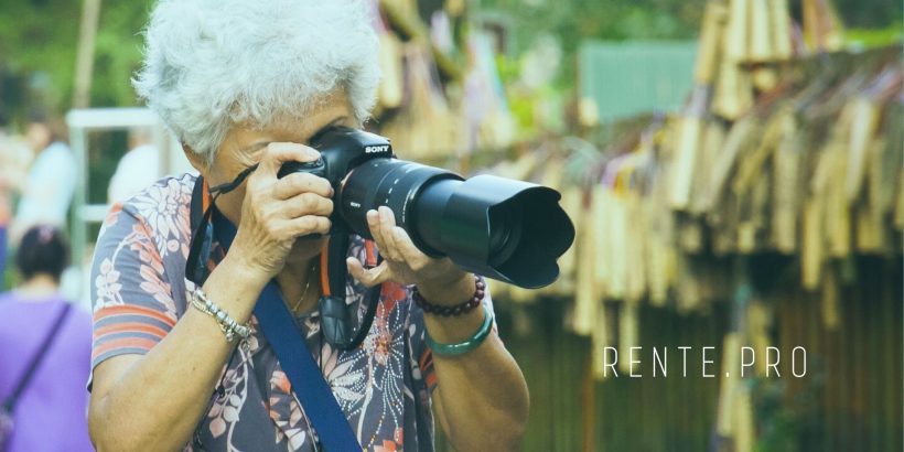 Бабушка-пенсионер фотограф-любитель