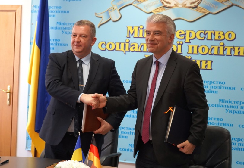 Министр социальной политики Украины Андрей Рева и посол Германии д-р Эрнст Райхель
